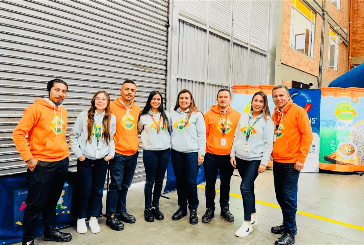 El equipo de Emma Colombia reunido en la planta, con la dotaci贸n institucional